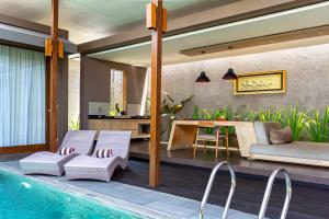 une villa avec une piscine et un salon dans l'établissement Asa Bali Luxury Villas & Spa, à Seminyak