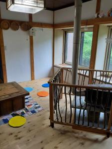 een kamer met een houten vloer en een wenteltrap bij Tanehachi Farm Guesthouse - Vacation STAY 29709v in Aomori