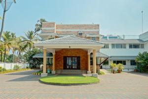 een gebouw met een paviljoen ervoor bij Blue Waters Cherai in Cherai Beach