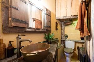 y baño con lavabo de cobre y aseo. en la Kahutte, en La Rochelle