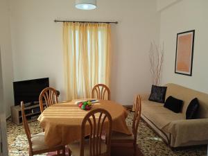 un soggiorno con tavolo e divano di Serene Country House (near Ancient Tiryns) a Nauplia