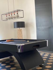 La Maison Blanche tesisinde bir bilardo masası