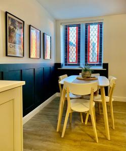 Gambar di galeri bagi Boutique Chapel Apartment within City Walls di Chester