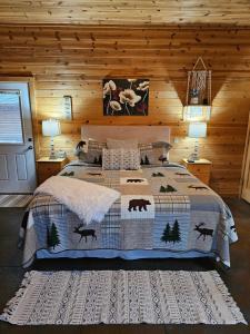 a bedroom with a bed in a log cabin at Honey Bear Haven Suite 5 in Eureka Springs