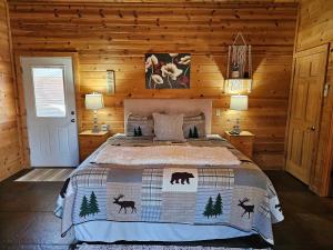 a bedroom with a bed in a log cabin at Honey Bear Haven Suite 5 in Eureka Springs