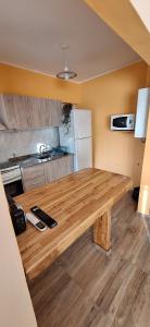 - une cuisine avec une table en bois dans une chambre dans l'établissement Patuli House - Casa alquiler temporario Córdoba, à Córdoba