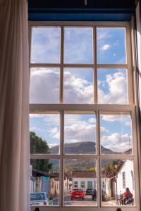 ein offenes Fenster mit Stadtblick in der Unterkunft Pouso, Café e Cultura in Pirenópolis