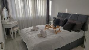 um quarto com uma cama grande e uma mesa. em Nastasija apartment em Osijek