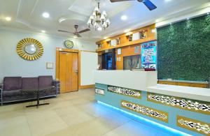 um átrio com uma sala de espera com um grande aquário em Hotel Glow Inn Paharganj-3 Mins Walk From New Delhi Railway Station em Nova Deli