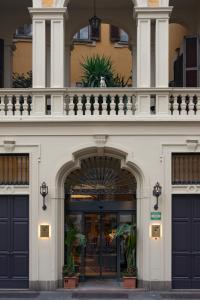 - un bâtiment avec une entrée pour un bâtiment doté d'un balcon dans l'établissement Hotel Gran Duca Di York, à Milan