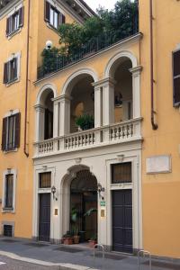 un bâtiment avec un balcon au-dessus dans l'établissement Hotel Gran Duca Di York, à Milan