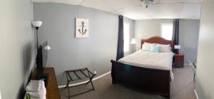 um quarto com uma cama e uma cadeira em Downtown Getaway em Michigan City