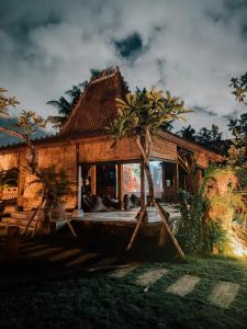 una casa con un barco delante de ella en Nunu Bali Eco Friendly Retreat, en Canggu