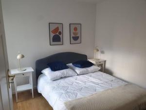 Helle 3 Zimmer Souterrainwohnung in einem Neubau-Villa 객실 침대