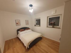 Helle 3 Zimmer Souterrainwohnung in einem Neubau-Villa 객실 침대