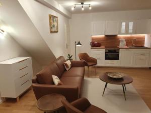 Dapur atau dapur kecil di Helle 3 Zimmer Souterrainwohnung in einem Neubau-Villa