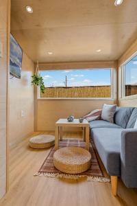 sala de estar con sofá y mesa en Tiny home near Grand Canyon sleeps 5, epic views!, en Flagstaff