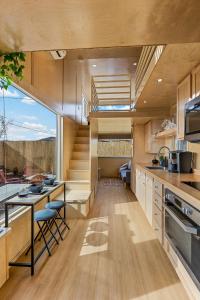 cocina con ventana grande y escalera en Tiny home near Grand Canyon sleeps 5, epic views!, en Flagstaff