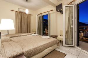 una camera con un letto e una grande finestra di Akti Fine Rooms a Skopelos Town