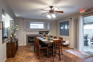 d'une salle à manger avec une table et un ventilateur de plafond. dans l'établissement 5BR 3BA Family friendly entire home w pool, spa, games, tvs, and more, à Las Vegas