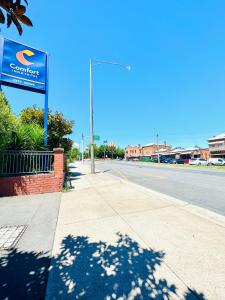 un letrero de la calle al costado de una carretera en Comfort Inn & Suites City Views, en Ballarat