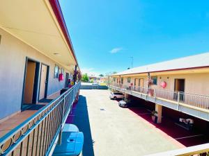 un edificio con una fila de balcones en el lateral en Comfort Inn & Suites City Views, en Ballarat