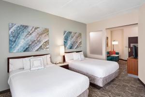 シャンバーグにあるSpringhill Suites by Marriott Chicago Schaumburg/Woodfield Mallのベッド2台、薄型テレビが備わるホテルルームです。