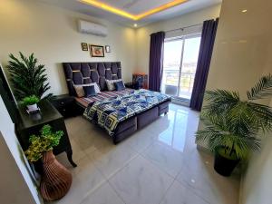 Kama o mga kama sa kuwarto sa 1 Bed Modern Apartment, Pool, Gym, Cinema