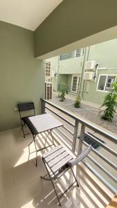 balcone con tavolo, tavolo e sedie di Serenity Condo a Piarco