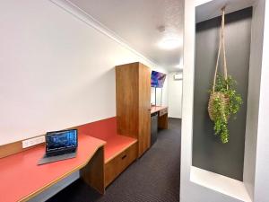 een bureau met een laptop erop bij Mackay Resort Motel in Mackay