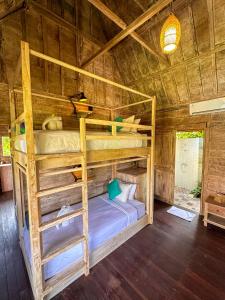 1 dormitorio con 2 literas en una cabaña en Nunu Bali Eco Friendly Retreat, en Canggu