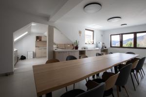 een eetkamer met een grote houten tafel en stoelen bij CASA ENCIAN in Colibiţa