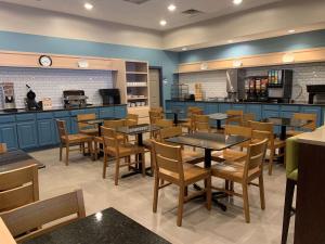 Dapur atau dapur kecil di Country Inn & Suites by Radisson, Kalamazoo, MI