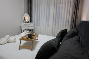 uma sala de estar com um sofá e uma mesa em Nastasija apartment em Osijek