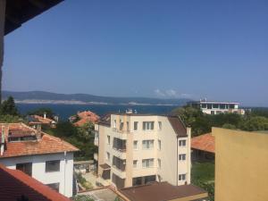 - une vue sur une ville avec des bâtiments et l'eau dans l'établissement Sea View Rooms Briz, à Nessebar