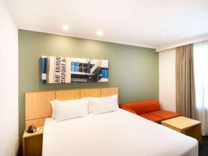 Giường trong phòng chung tại Mercure Sydney Macquarie Park