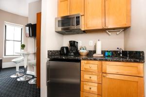 una cucina con frigorifero in acciaio inox e forno a microonde di Stylish Studio in Boston Brownstone, C.Ave #21 a Boston