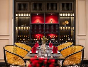 una mesa con sombreros rojos de Santa en un restaurante en Hue Serene Palace Hotel, en Hue