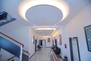 un corridoio con un grande soffitto circolare in un ospedale di Super OYO Capital O 92096 Kuala Ulee Lheue Residence Syariah a Banda Aceh