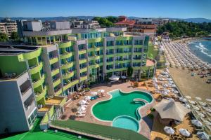 een luchtzicht op een resort met een zwembad en een strand bij MPM Hotel Arsena - Ultra All Inclusive in Nesebar