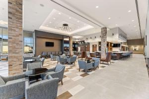 Area tempat duduk di Embassy Suites By Hilton Irving Las Colinas