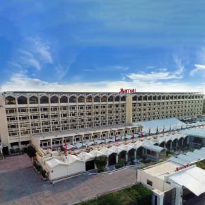 un gran hotel con una gran piscina frente a él en Islamabad Marriott Hotel en Islamabad