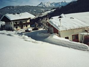 ein schneebedecktes Dach eines Hauses mit schneebedeckten Dächern in der Unterkunft Luxus-Apartment-Vorderreit Gut in Altenmarkt im Pongau