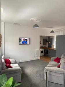 TV tai viihdekeskus majoituspaikassa CLITHEROE TOWN CENTRE MODERN 2 BED APARTMENT