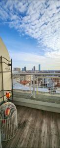 een balkon met uitzicht op de skyline van de stad bij PLEIN SUD Terrasse Panoramique Garage Netflix Climatisation in Lyon