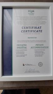 une image encadrée d’un certificat dans une vitrine dans l'établissement Apartman SAN, à Vukovar