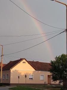 Un arc-en-ciel au-dessus d'une maison dans l'établissement Apartman SAN, à Vukovar