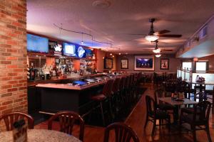 een bar in een restaurant met tafels en stoelen bij Mardi Gras Hotel & Casino in Las Vegas