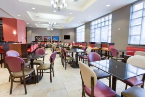 Restoran ili neka druga zalogajnica u objektu Drury Inn & Suites Cincinnati Sharonville