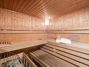 una sauna con paneles de madera en las paredes y bancos de madera en Waldberg, en Krimml